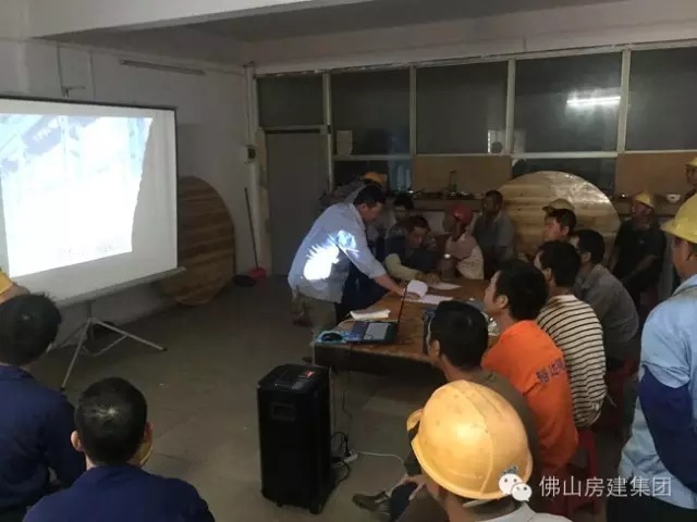 我司兆陽大廈項目施工現場人員觀看安全生產系列視頻