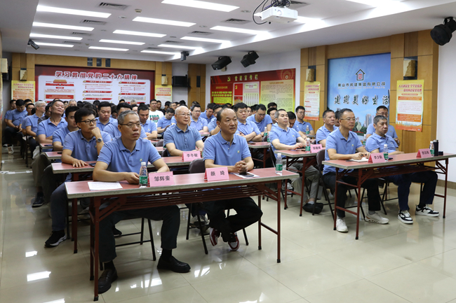 查找身邊安全隱患——房建集團召開“安全生產(chǎn)月”活動動員大會