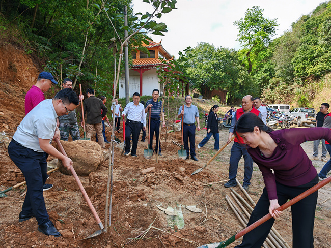 “綠美廣東”加益鎮(zhèn)植樹活動(dòng)_副本.jpg